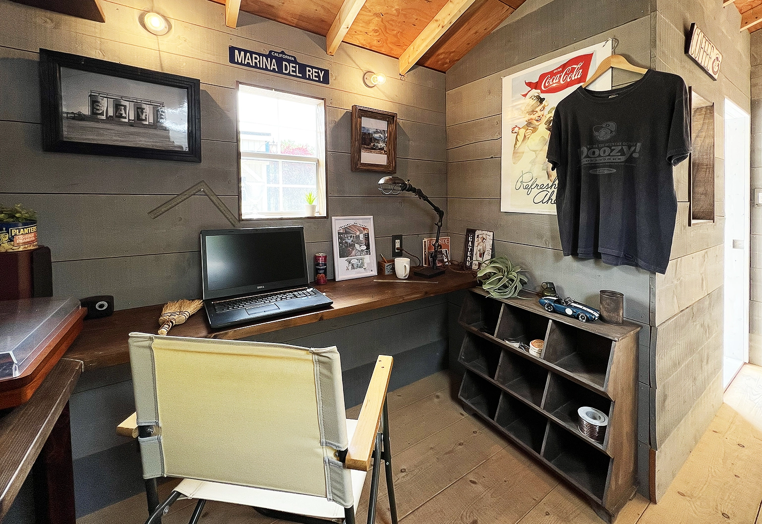 小屋の中には作り付けのデスクがあり、ノートパソコンと、その前には椅子が置かれている。