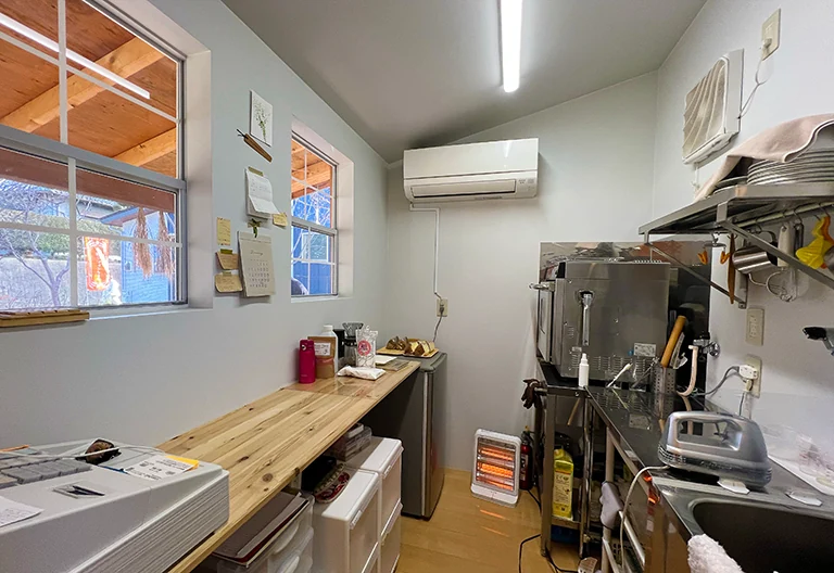 小屋の中には、キッチンや調理器具、作業台が効率よく設置されている。