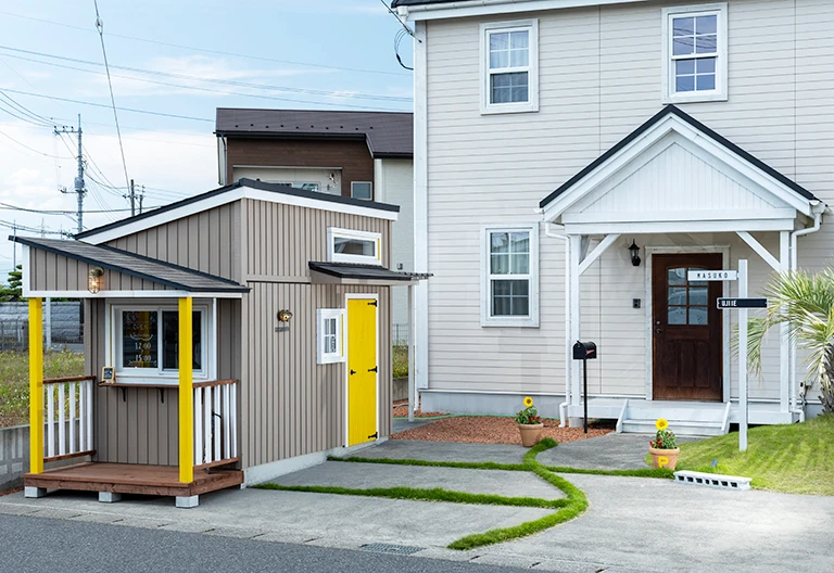 自宅前の駐車スペースに小屋を建ててテイクアウトのお菓子屋さんを開業。