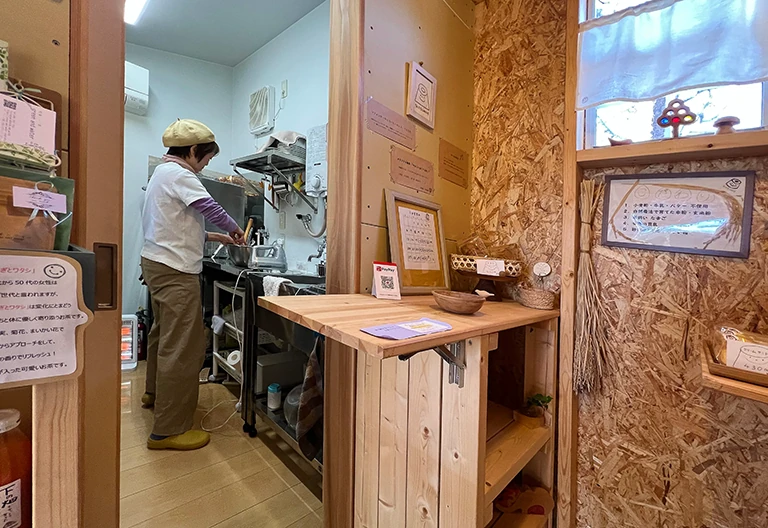 プリン屋さんの内観。キッチンとお会計カウンターも設置されている。