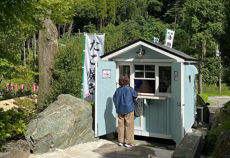 敷地内に小屋を建てて、テイクアウトのたこ焼き屋さんを開業。