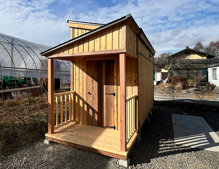 クリア塗装で木の風合いそのままに【小屋の施工事例】