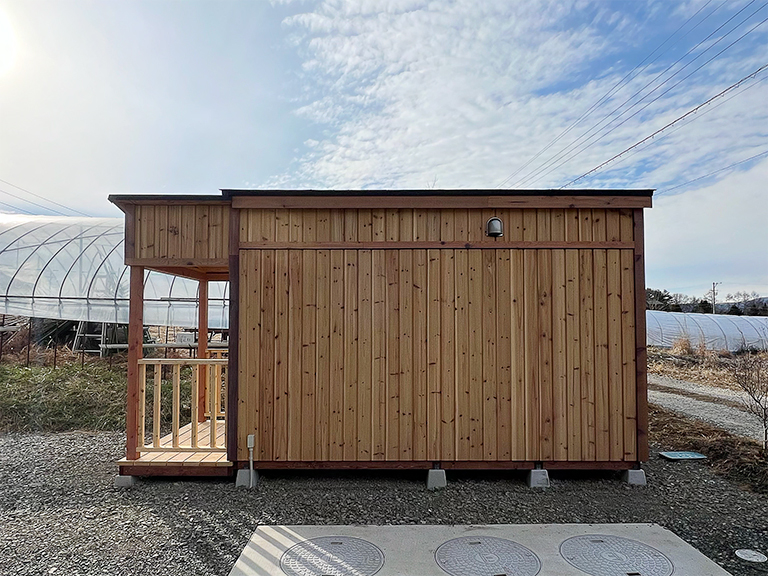 奥行きを延長した小屋の横面