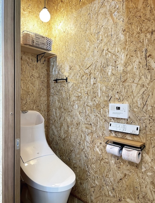 小屋の中に設置されたトイレ