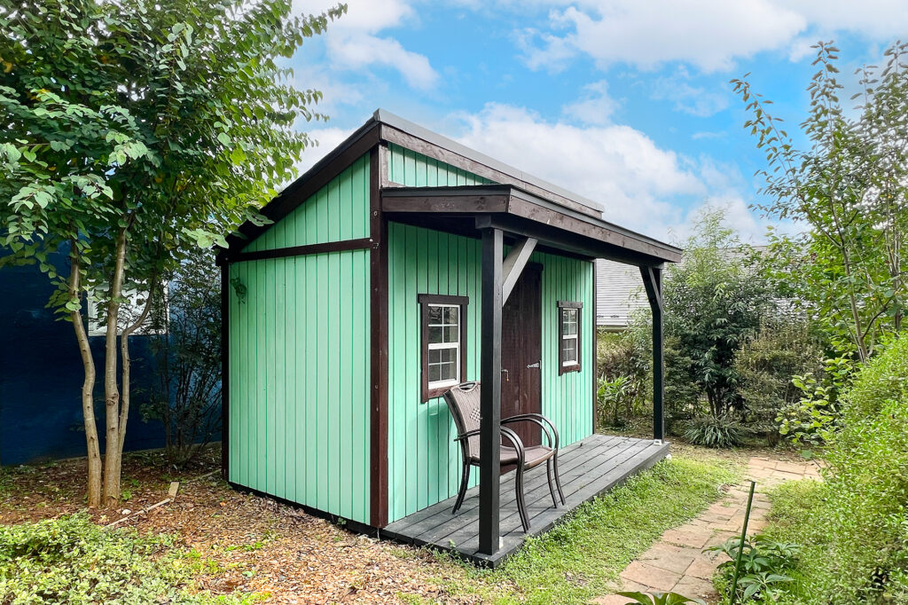 普段はガーデニング用具を入れる物置に。ある時には作品展示の会場に(山梨県)