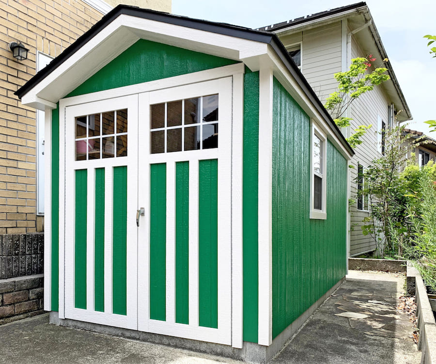 庭の奥に物置小屋をおいて、行き場のなくなってしまったものを一括保管!