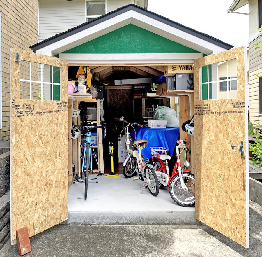 両開きのドアを開けると自転車など沢山のものが保管されているのがわかります