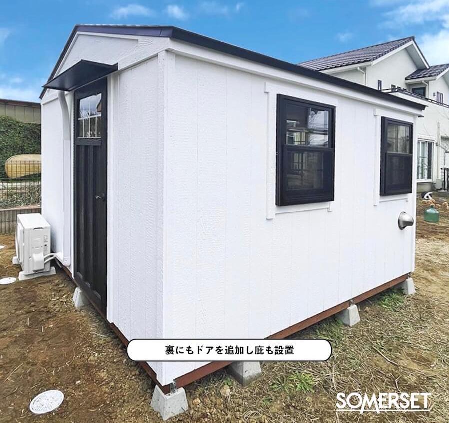 物置小屋の背面にもドアがついています。