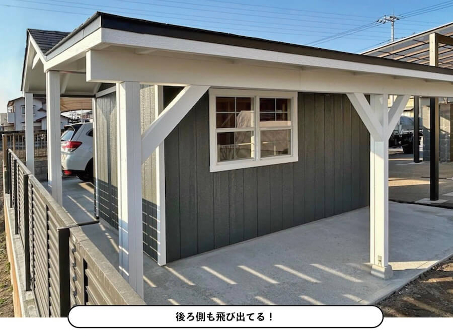 ガレージの背面まで続く差掛け屋根