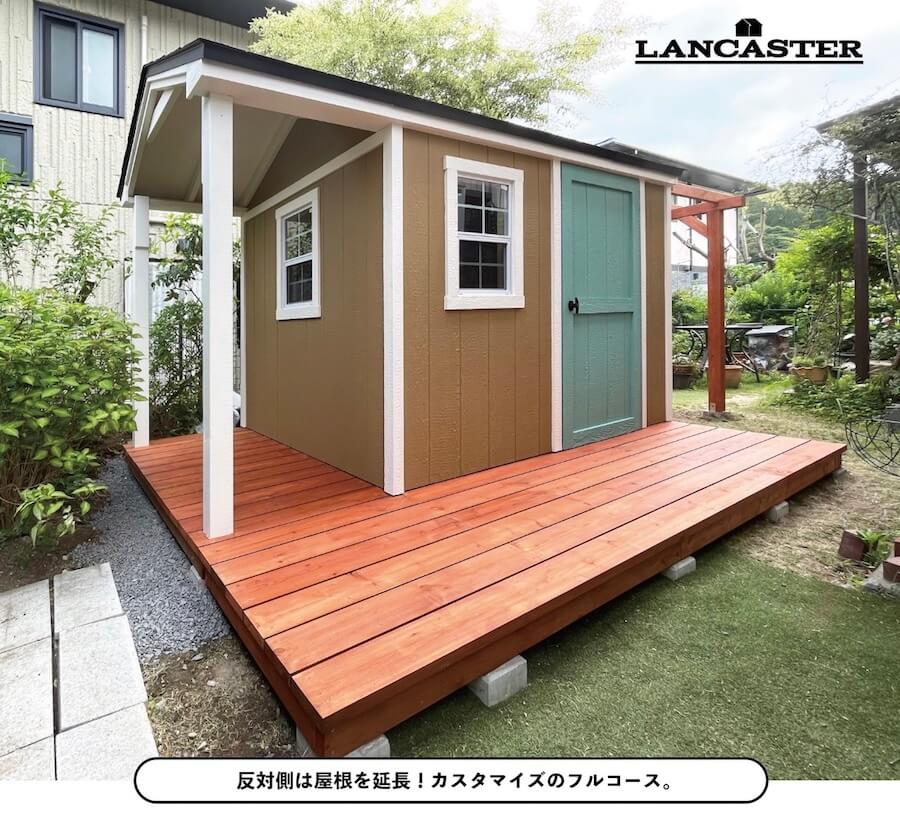 延長屋根と広いウッドデッキ。