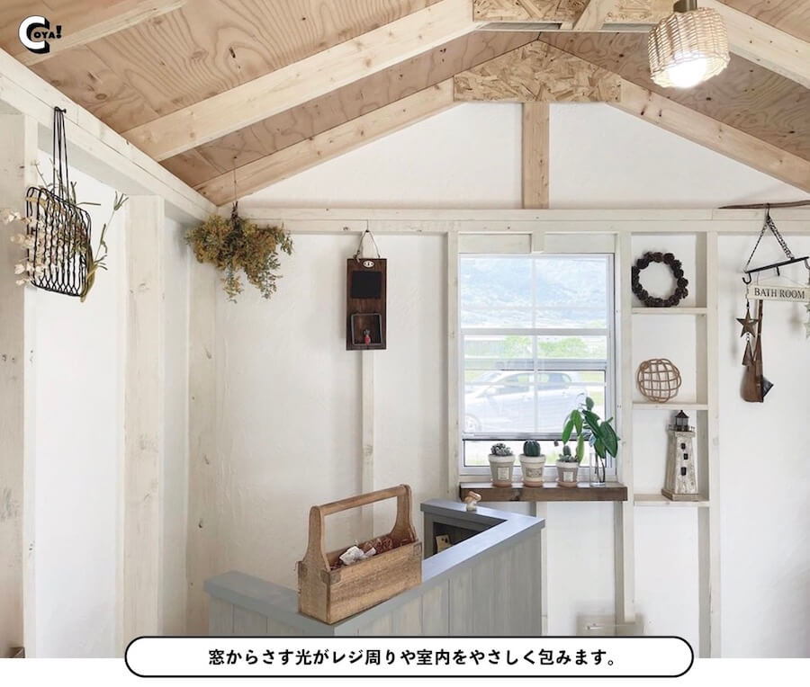 壁に取り付けられたフックにはドライフラワーが吊るされ、小屋の中が装飾されています。
