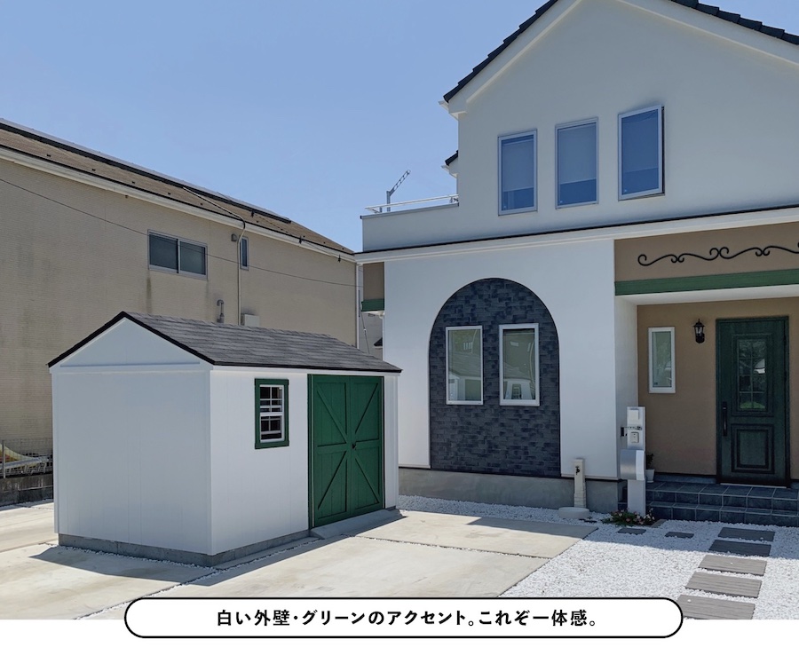 母家のオシャレな雰囲気と合わせて塗装された、収納小屋!
