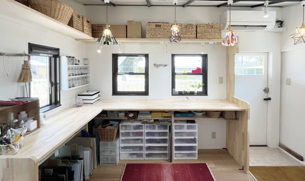 大きなエル字の作業カウンターもあり、小屋の中は広々です。