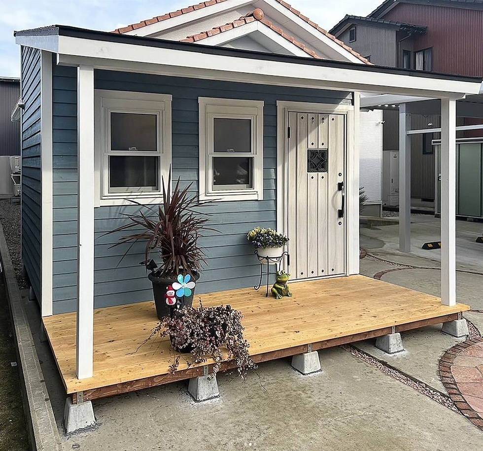自宅敷地内の母屋の前に建てられた小屋。事務所として活用されます。