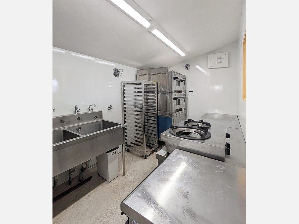 小屋の厨房スペースには大型の設備が設置されています。