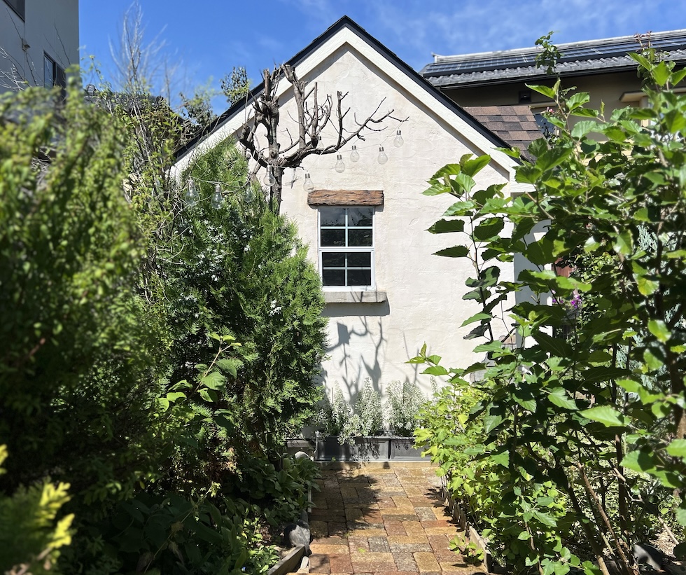 庭の草木に囲まれた小屋