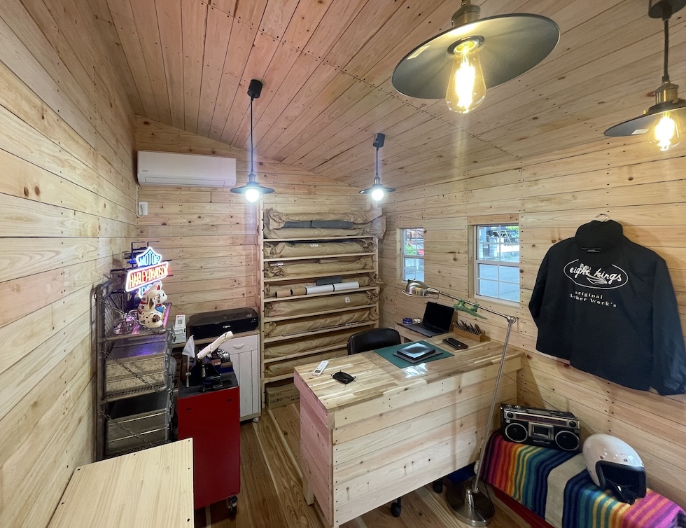 作業台やツールボックスが機能的に配置された小屋の中