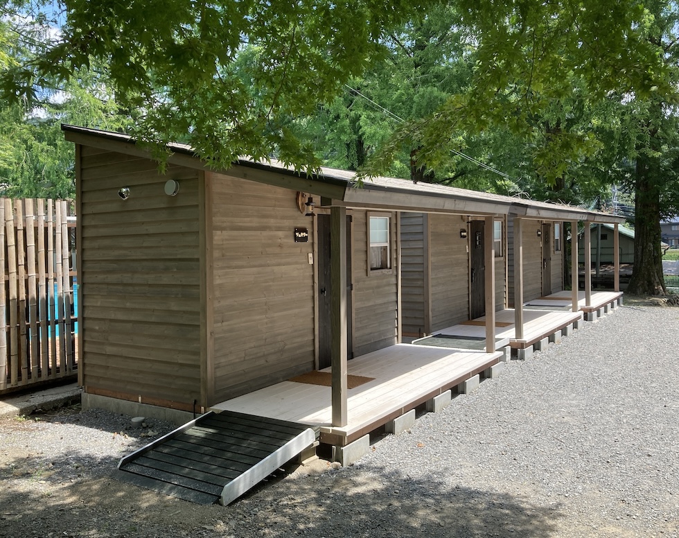 シャワー等の小屋が3棟並んでいます。