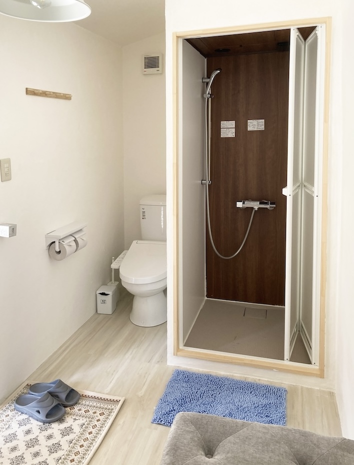小屋の中、左端にはシャワールームとトイレが配置されています