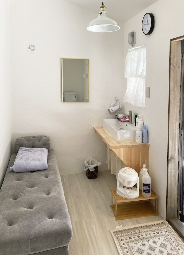 小屋の中、右側にはソファと洗面スペースが設置されています
