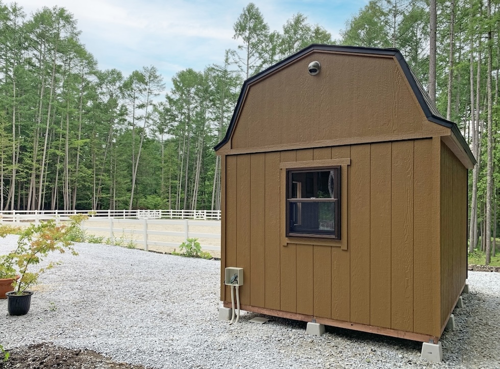 小屋の目の前には、馬場があります。