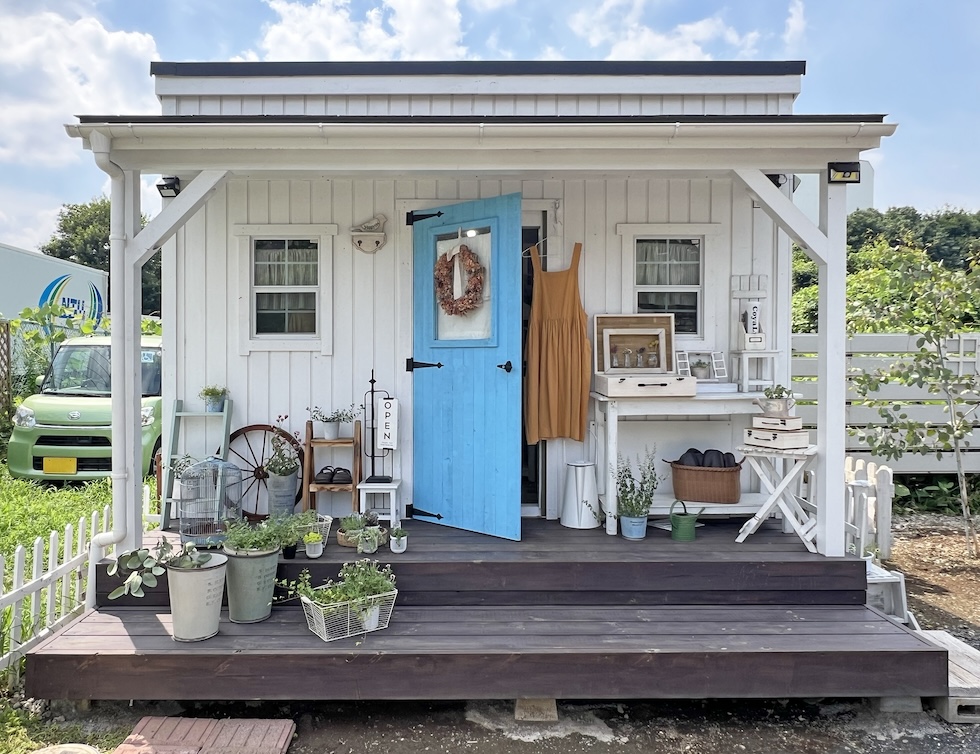 クラフト雑貨の店舗として活用されている小屋の正面