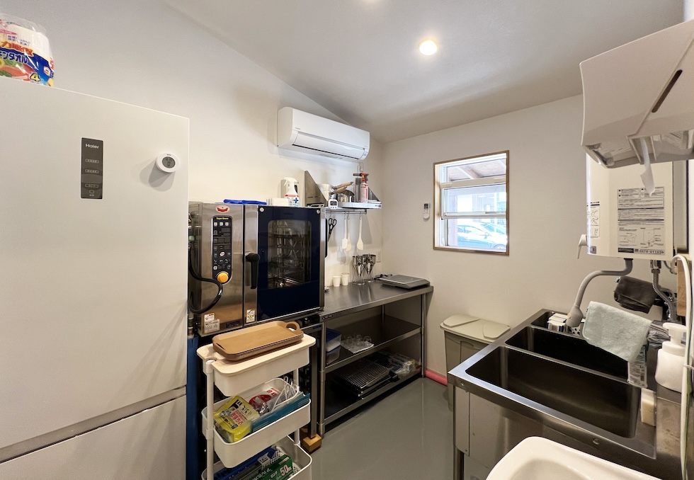 厨房として使用されている小屋のもう半分。