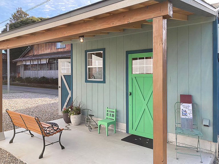 小屋の横にある差掛け屋根の下にはペンチが置かれ、くつろぎのスペースになっています。