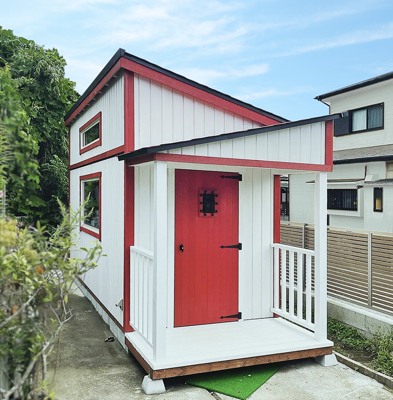 赤と白の鮮やかなコントラストが目を惹く!元気な小屋!【グリーンベルの小屋】