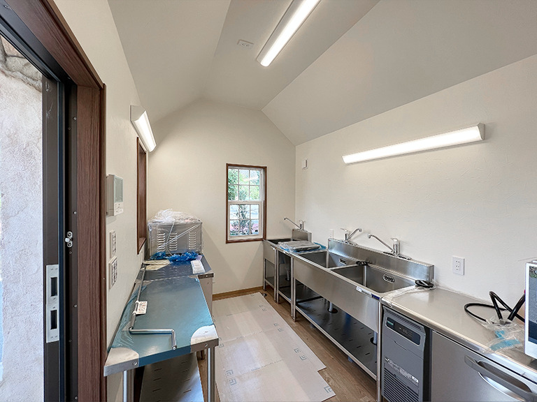 小屋の中にある厨房設備。動線も広く、使い勝手が良さそうです。