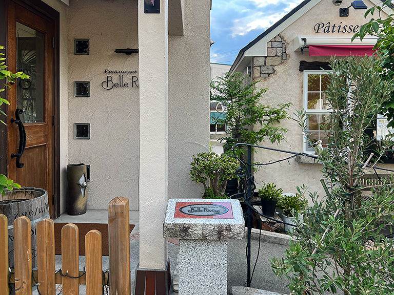母屋のレストランの隣に建てられた小屋は、母屋の雰囲気を壊さないよう色味などテイストを合わせています。