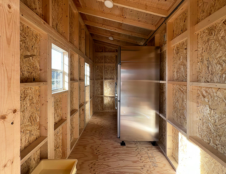 大きな業務用冷蔵庫を入れても余裕のある小屋の内観。