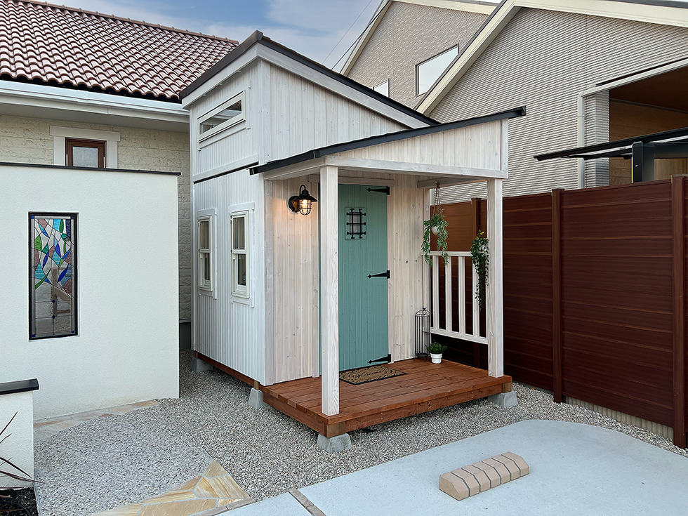 母屋の前に建てられた小屋
