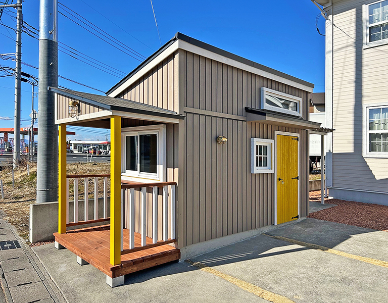 小屋でお店を始める!テイクアウトのクレープ屋さんに!【小屋の施工事例】