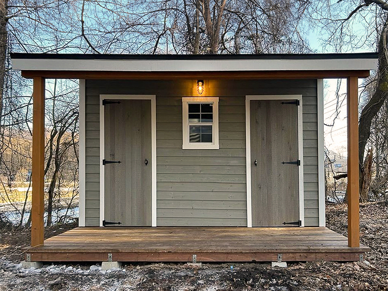 正面にドアを2つ付けた小屋。