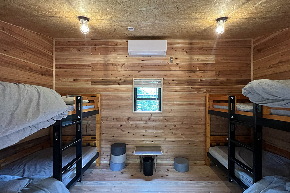 4人宿泊用の小屋の室内。両端には2段ベッドが2台設置されています。