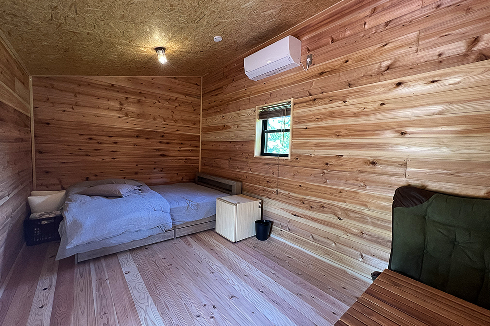2人宿泊用の小屋。室内にはダブルベッドが1台設置されています。