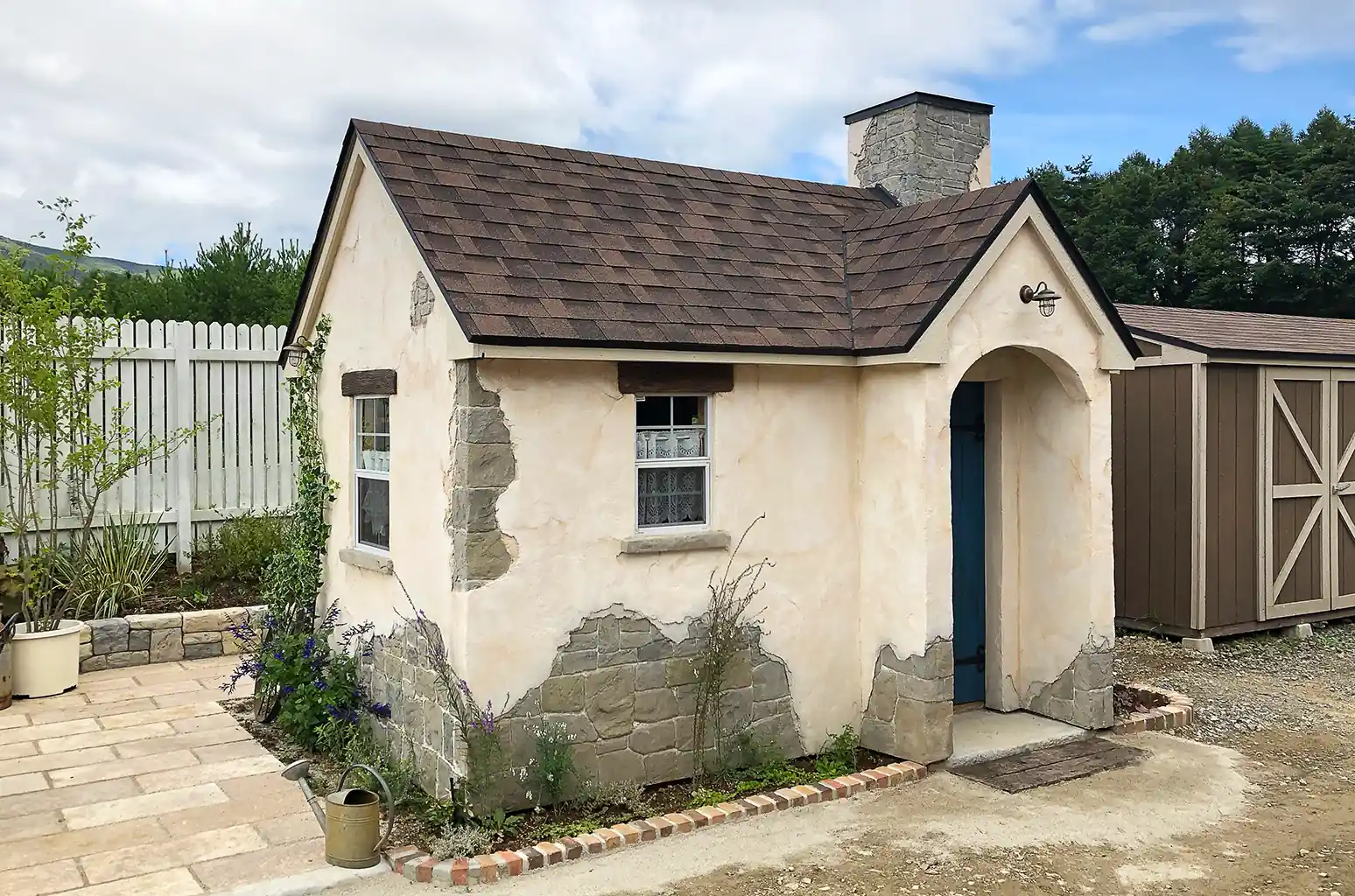 本社展示場にあるモルタル造形で作る小屋