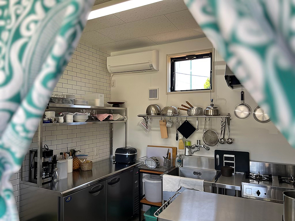 飲食スペースは屋外のみにして、小屋の中はカフェメニューを作るキッチンにしました。
