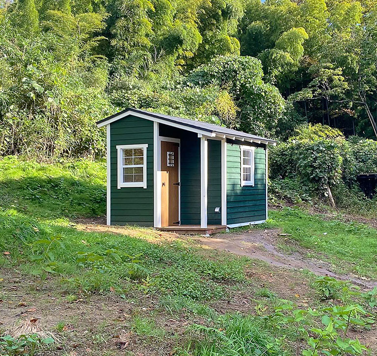 愛犬と過ごす森の中の憩いの場_小屋の施工事例＿森の中の小屋