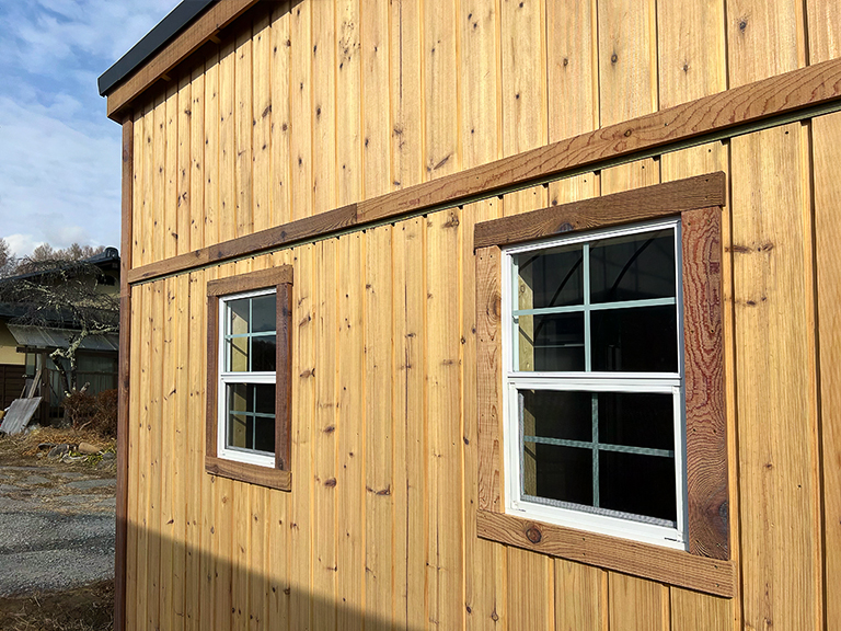 クリア塗装で木の風合いそのままに【小屋の施工事例】小屋サイドの窓