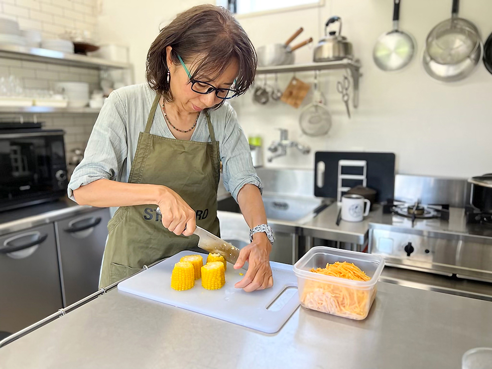 カフェで提供する食事を調理するリリ様。新鮮な食材を使い、心を込めて作っています。