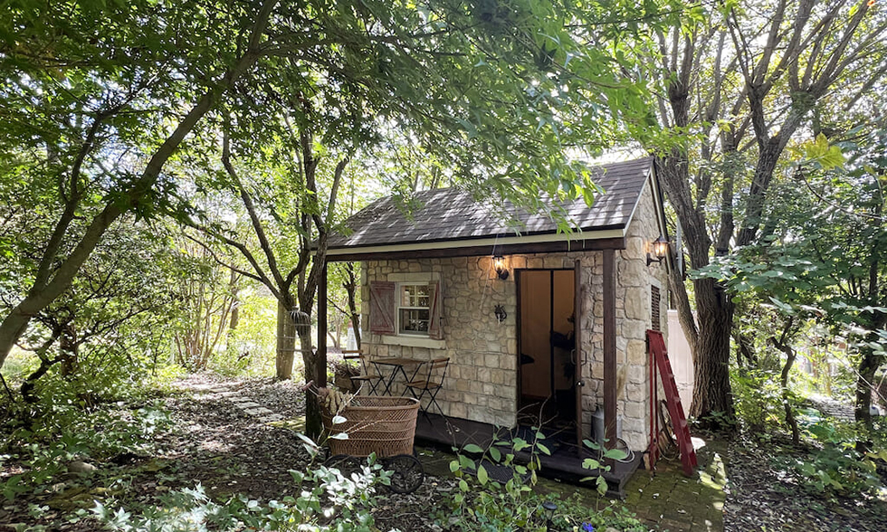 2坪の小屋をドライフラワー作品のアトリエに。英国・コッツウォルズで見た石積みの小屋をモルタルで再現！（山梨県）