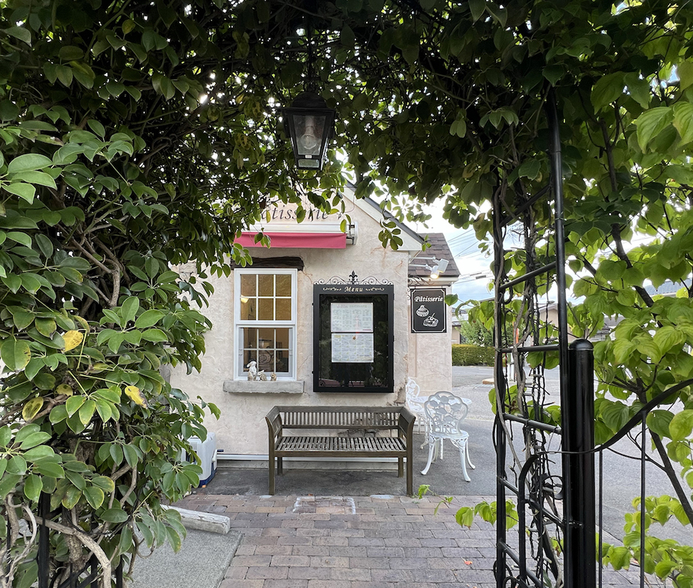 レストランの隣に建てた約3坪の可愛い小屋。お菓子工房として活用&店の新しいシンボルに!(長野県)