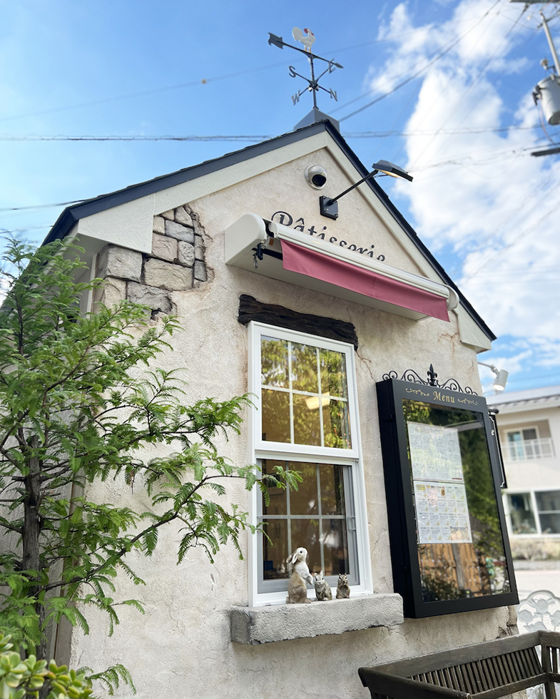 モルタルで作られた石積み&漆喰壁の小屋は、まるでずっと以前からここに建っていたよう。三角屋根の上の可愛い風見鶏もぴったり。