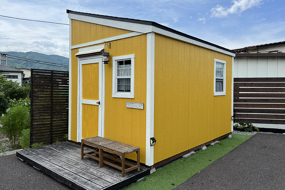 ガレージの前に置かれた、休憩スペースとして活用されている小屋。
