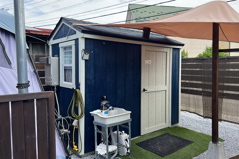 敷地内に置かれたトイレ用の小屋