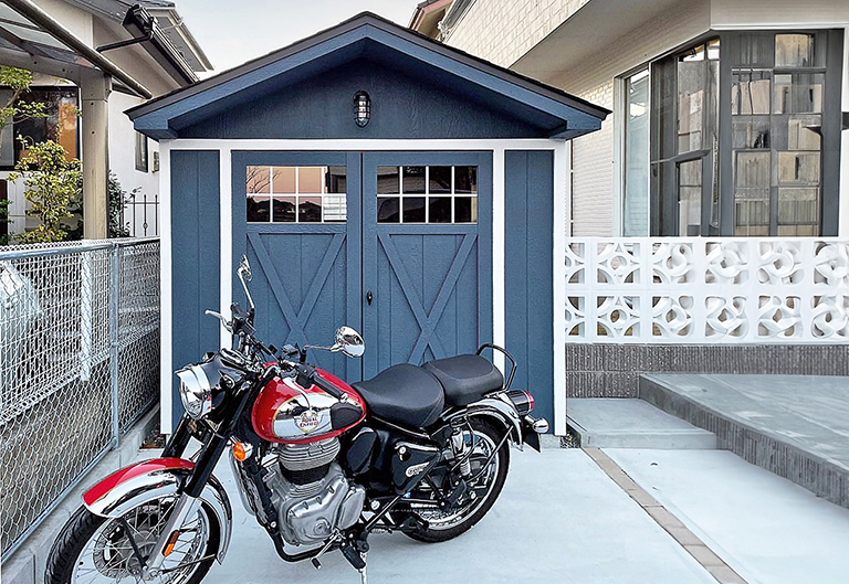 観音開きドアの大型木製物置。広い開口部があり、大型の荷物やバイクの出し入れに適している