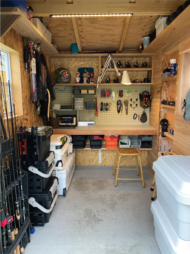 釣り用具が機能的にレイアウトされている小屋の内観