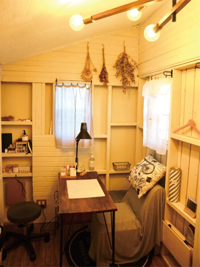 暖色系の照明とナチュラルな内装の小屋の内観